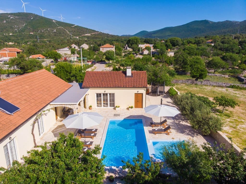 Villa San Antonio — Exterior & Pool