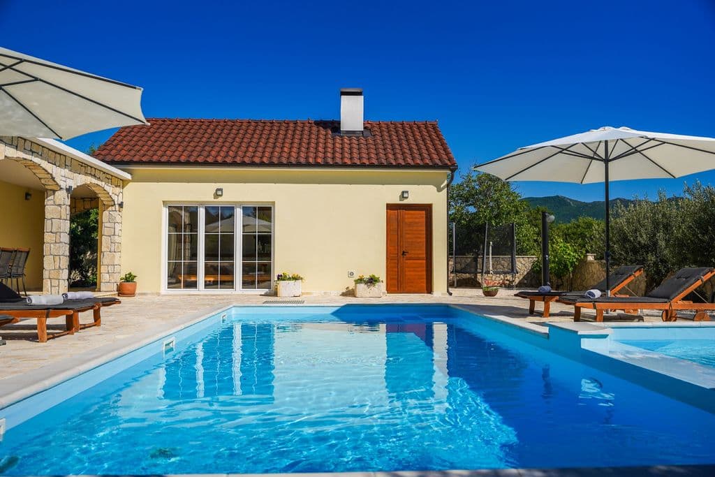 Villa San Antonio — Exterior & Pool