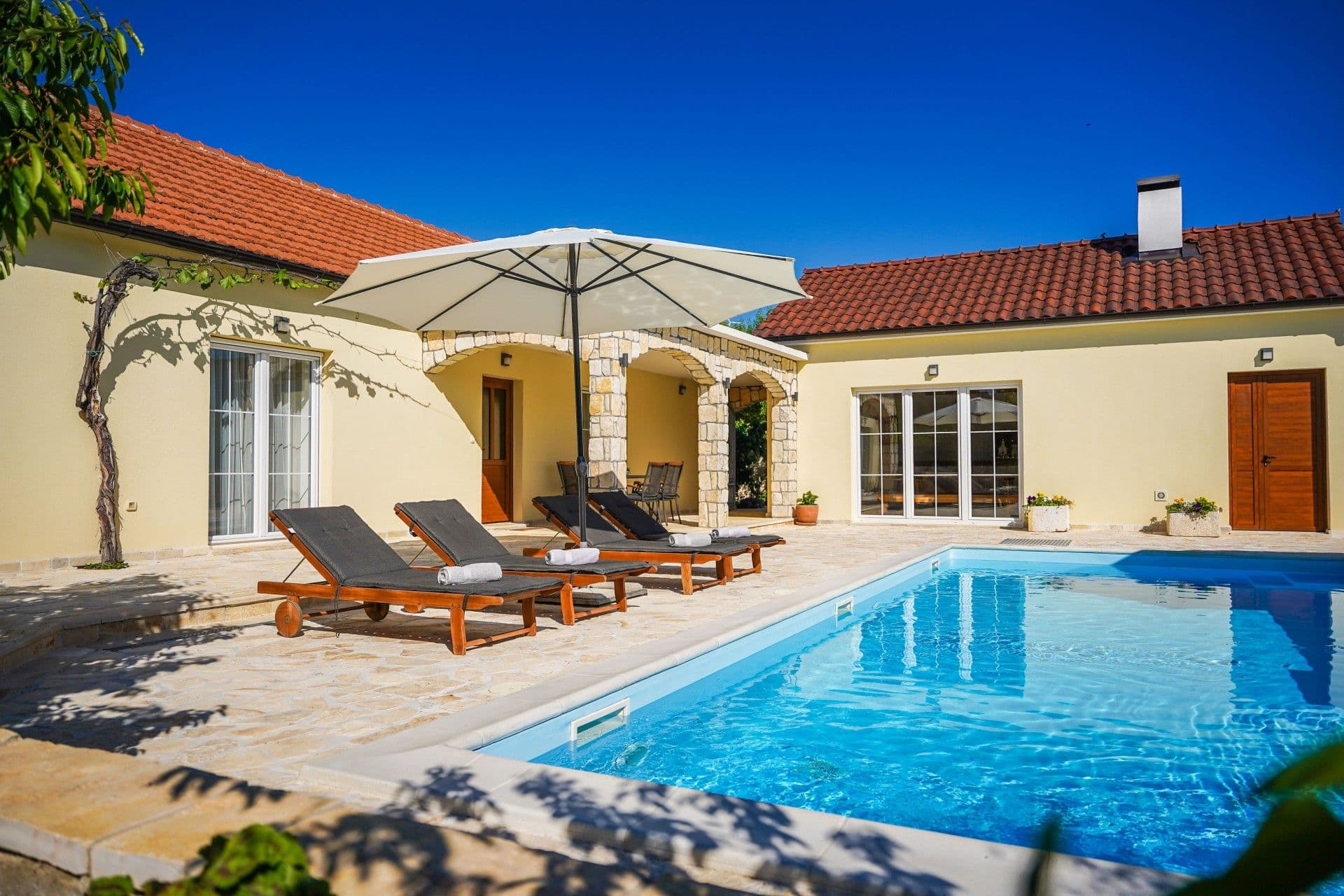 Villa San Antonio — Exterior & Pool