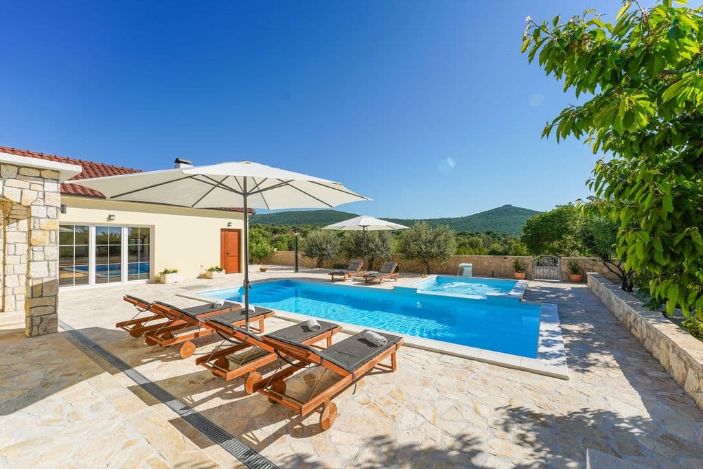 Villa San Antonio — Exterior & Pool