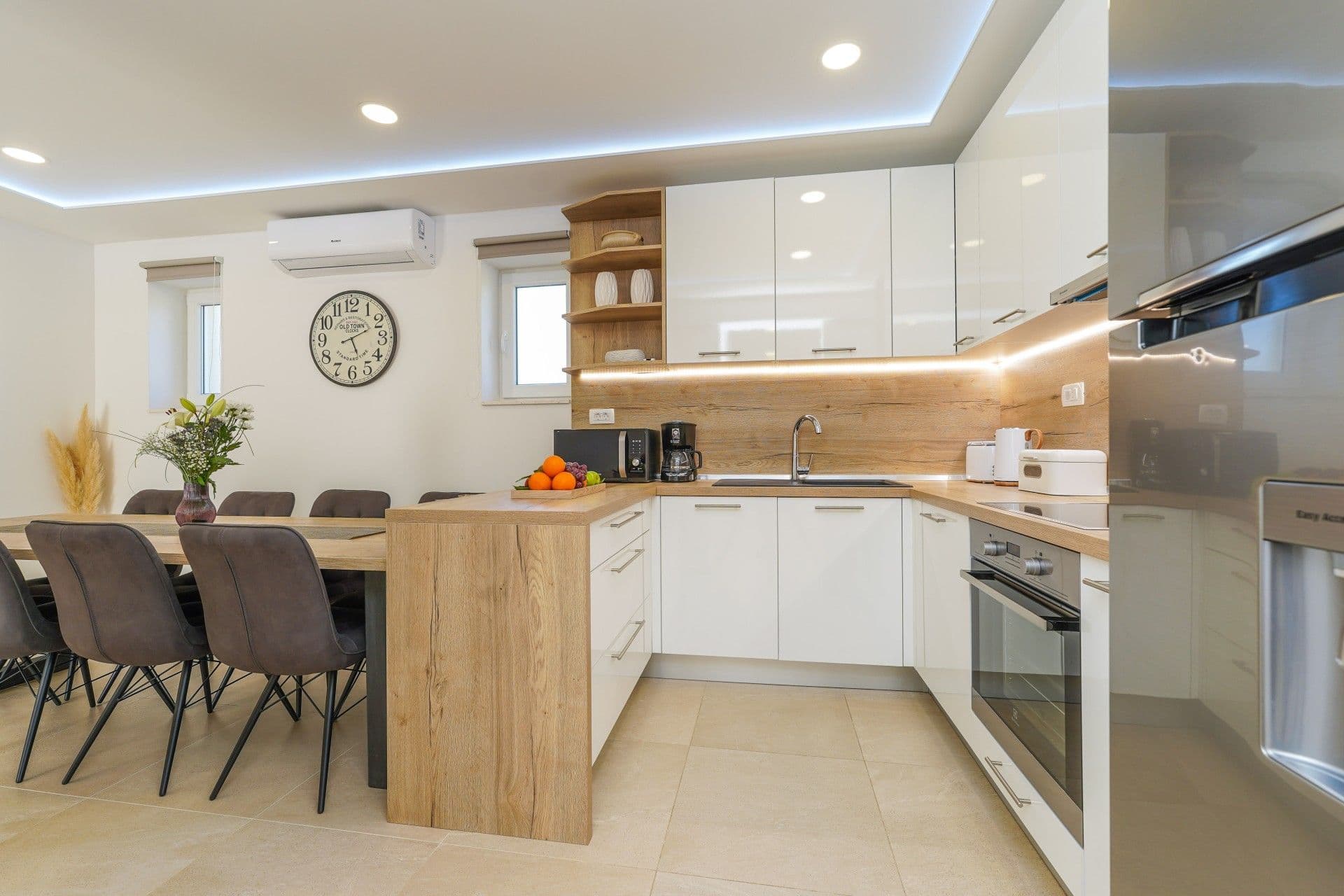 Kitchen & Dining
