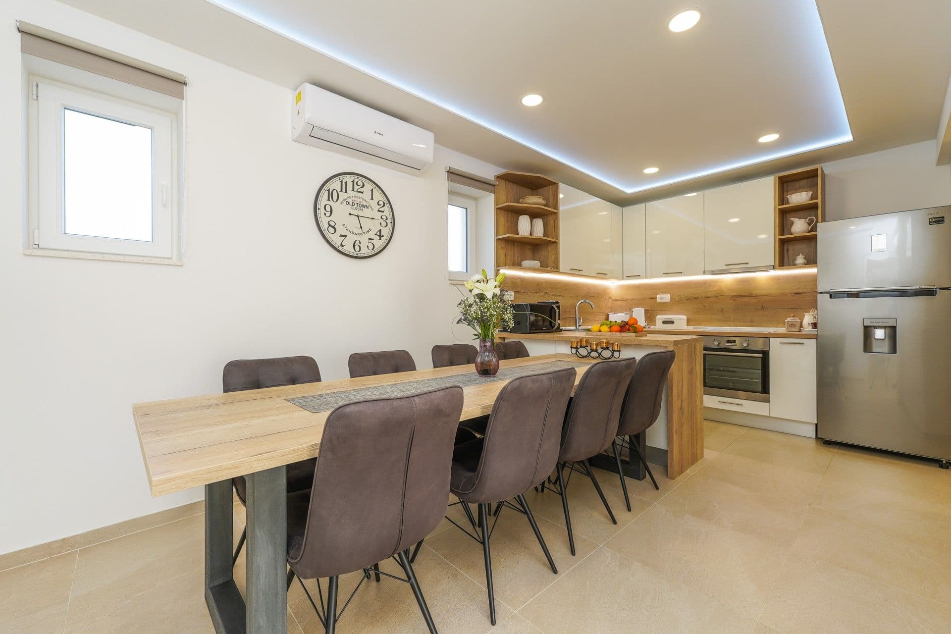 Kitchen & Dining