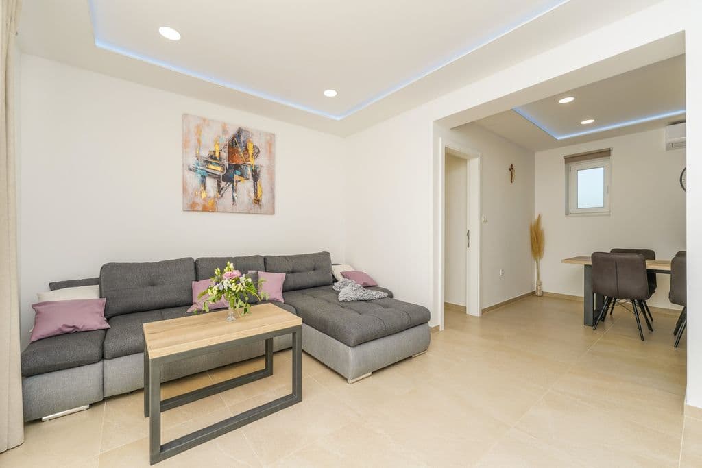 Villa San Antonio — Interior & Bedrooms