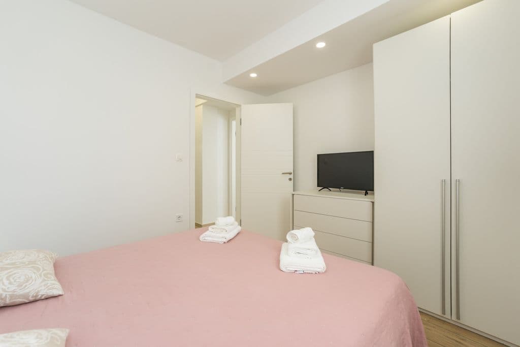 Villa San Antonio — Interior & Bedrooms