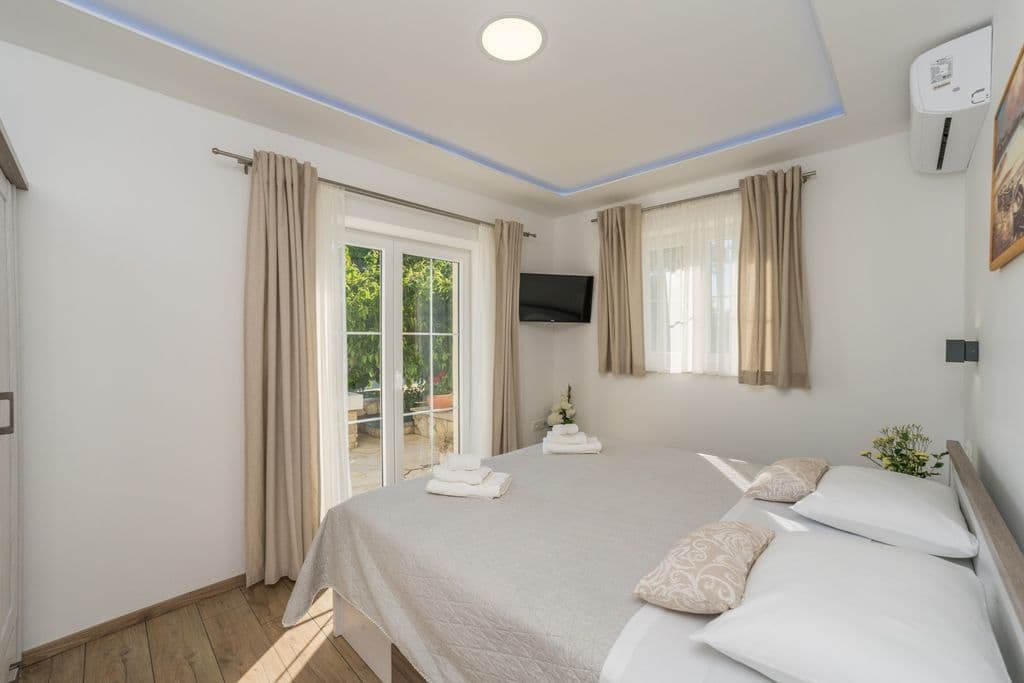 Villa San Antonio — Interior & Bedrooms