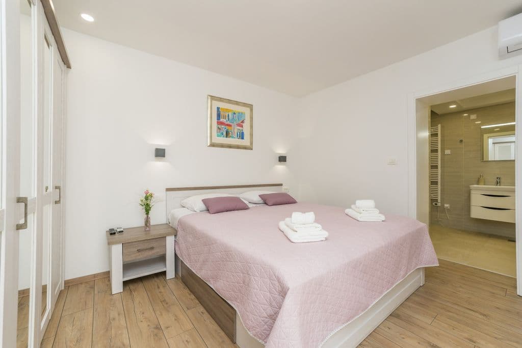 Villa San Antonio — Interior & Bedrooms