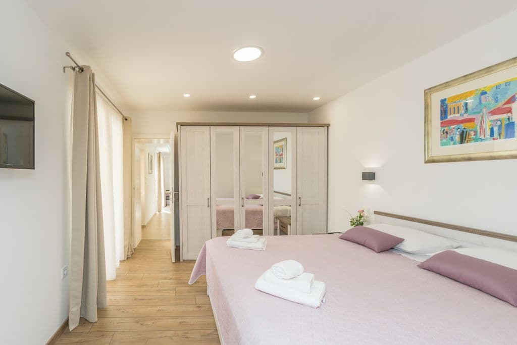 Villa San Antonio — Interior & Bedrooms